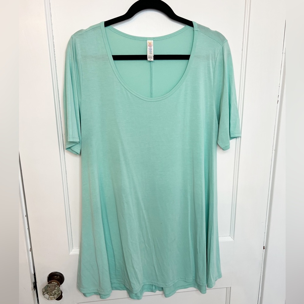 Lularoe Medium Perfect tee, like new